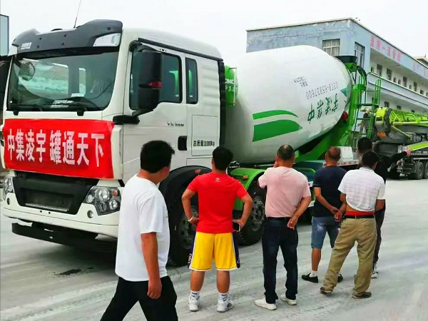 開攤啦！凌宇攪拌車“擺攤兒”湖北，客戶當(dāng)場下單！